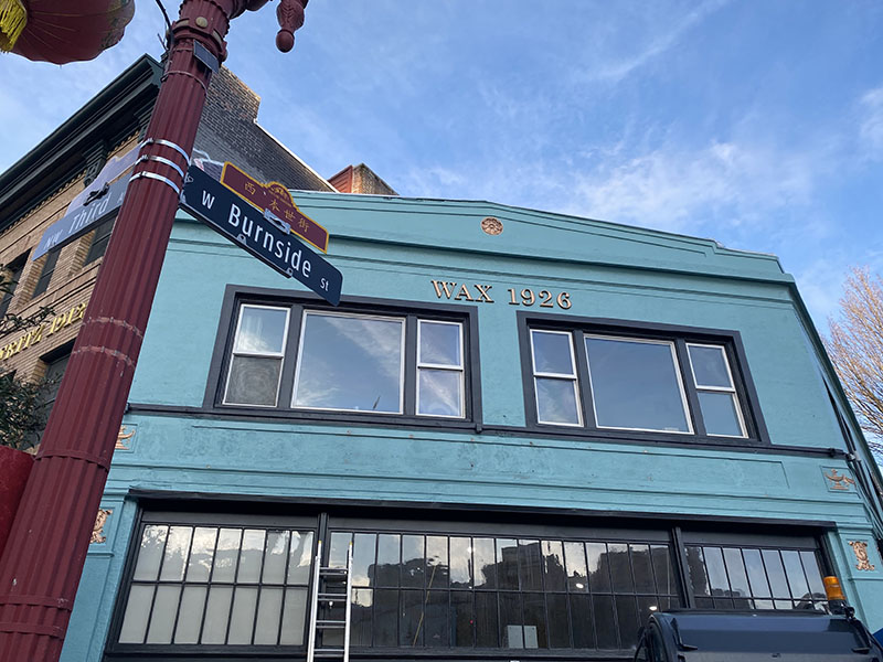 El exterior de un edificio azul en Burnside