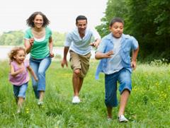 Familia corriendo sobre el césped