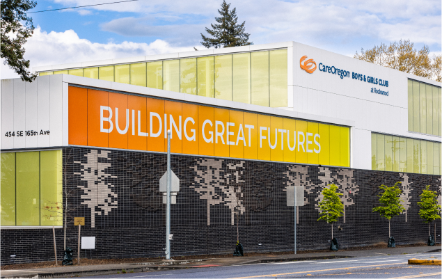 Exterior del CareOregon Boys & Girls Club en Rockwood, en el que se lee el texto "BUILDING GREAT FUTURES" (Construyendo grandes futuros) de un lado.