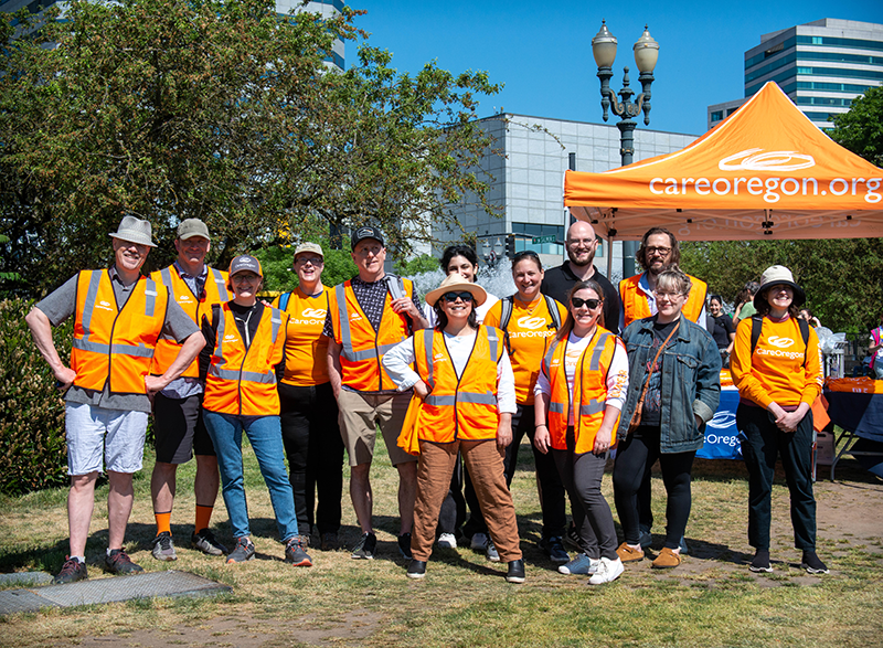 Foto del equipo de CareOregon con chalecos naranjas en el evento de limpieza de Solve 2023